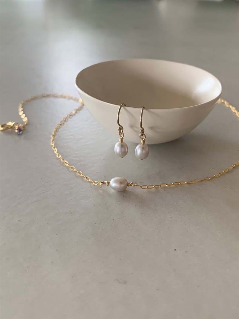 Delicate rice pearl necklace 