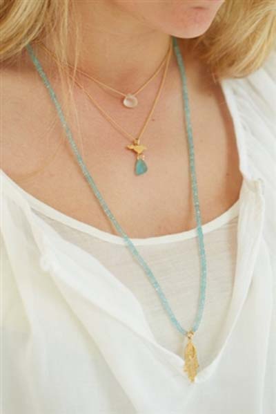 A single sea glass nugget on gold